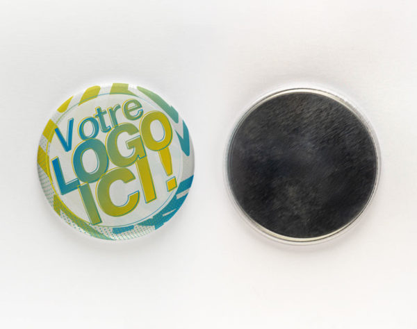 BADGE-ATTACHE-MAGNET-PUISSONT-MOCKUP01